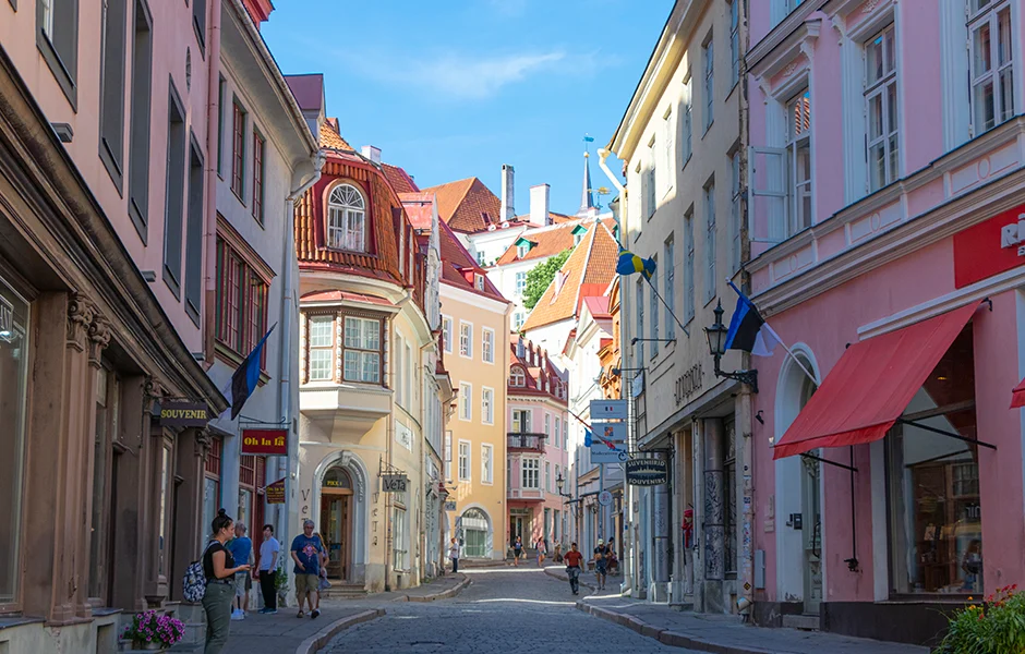 calles del casco antiguo de tallin - cosas que ver en Tallin - Que hacer en tallin - viajar a tallin - viajar a Estonia - simples viajeros - viajar simple