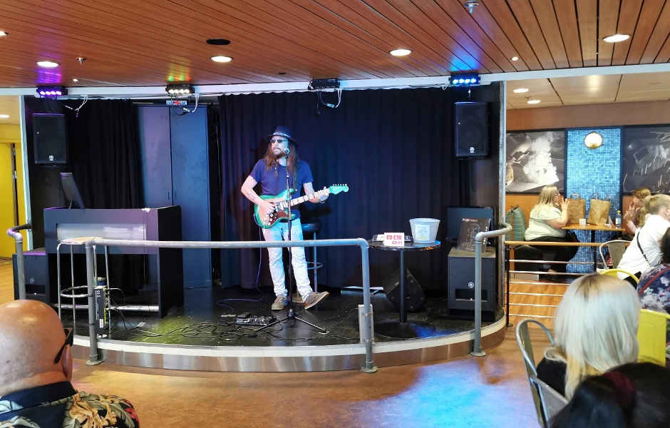 musica en vivo en el ferry - ferry de tallin a helsinki - simples viajeros
