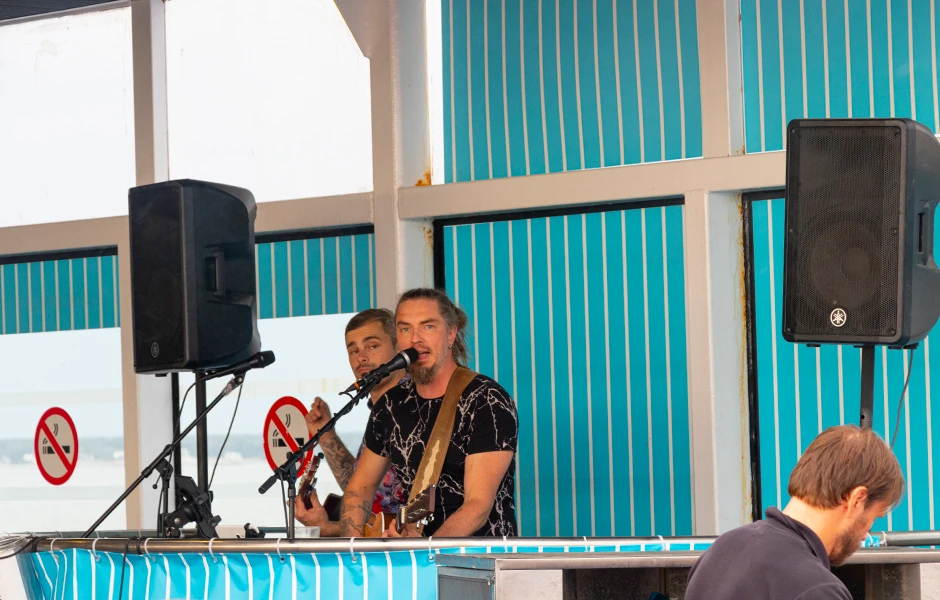 musica en vivo en la terraza del ferry - ferry de tallin a helsinki - simples viajeros
