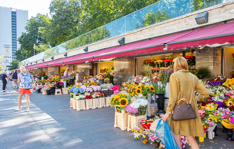 mercado de flores buen tiempo en tallin - cosas que ver en Tallin - Que hacer en tallin - viajar a tallin - viajar a Estonia - simples viajeros - viajar simple