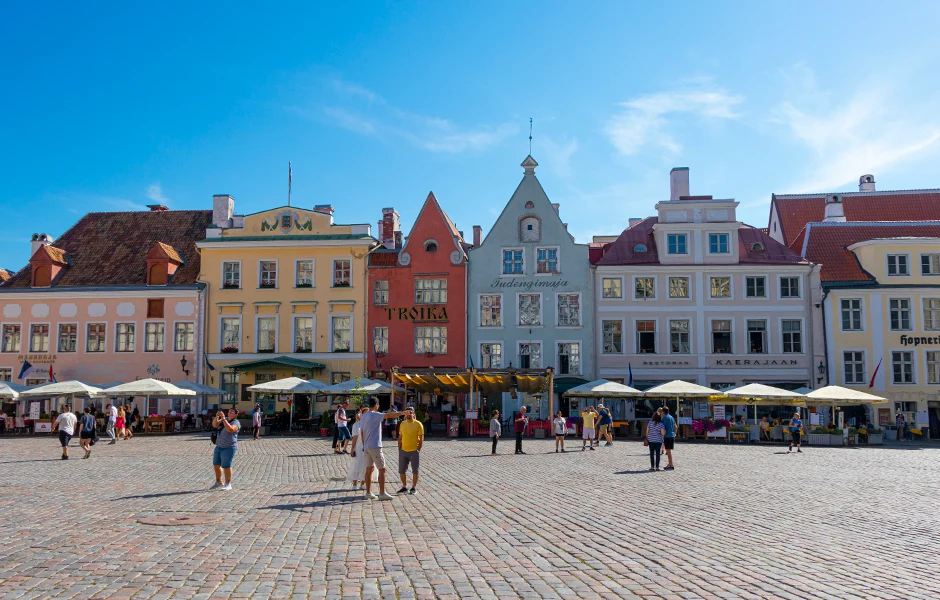 Plaza del Ayuntamiento Edificios de colores - cosas que ver en Tallin - Que hacer en tallin - viajar a tallin - viajar a Estonia - simples viajeros - viajar simple