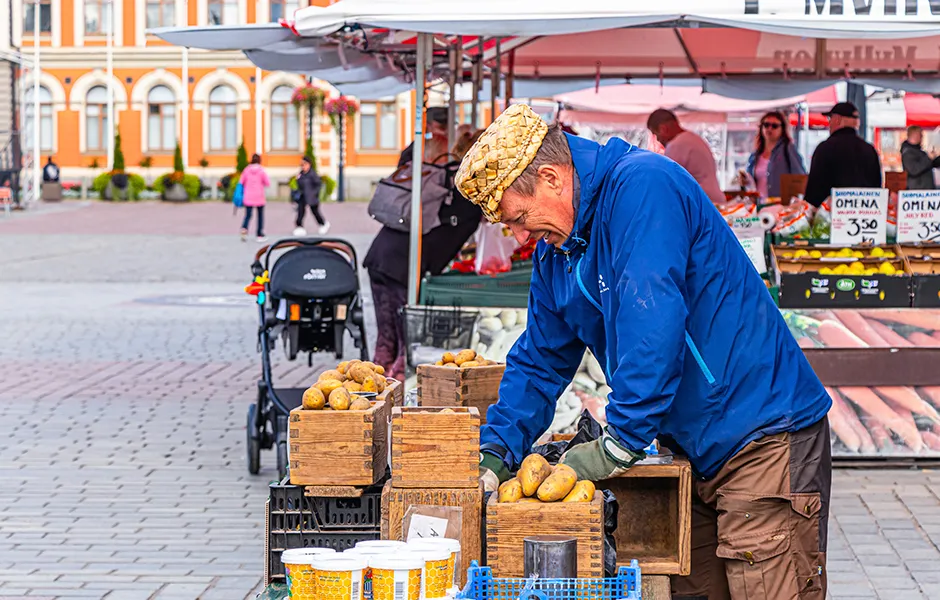 vendedor en la plaza - que ver en kuopio finlandia - simples viajeros