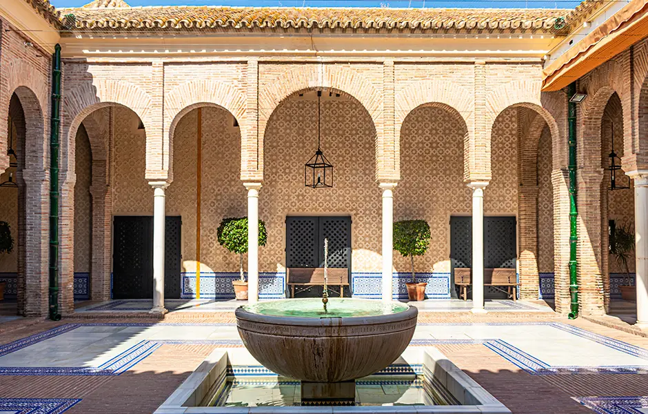 patio interior hotel parador de carmona alcazar del rey don pedro - que ver en carmona